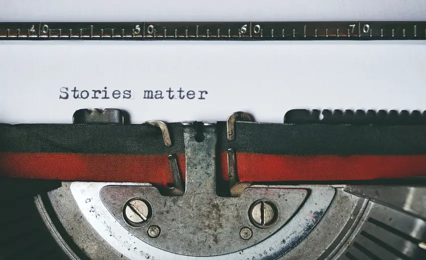 Màquina d'escriure amb full frase stories matter