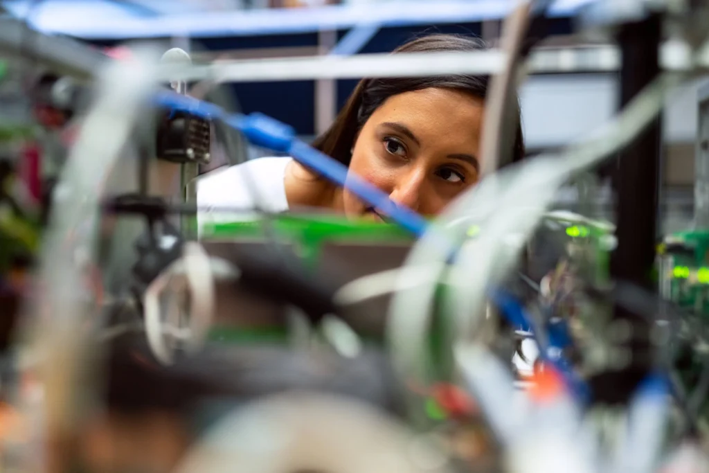 mujer arreglando un servidor cables